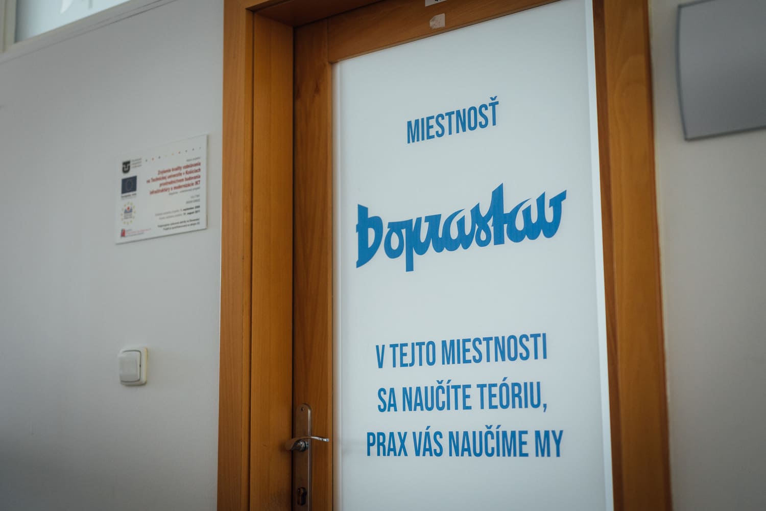 Učebňa zariadená s podporou spoločnosti Doprastav, a. s. a podpísanie „Memoranda o spolupráci medzi Stavebnou fakultou TUKE a Doprastav, a. s. – 6. október 2025